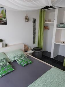 una camera con un letto con due cuscini sopra di African Jaja villa Piscine-Climatisation a Poponguine