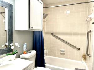 un bagno con un water, una vasca e un lavandino di Central Frisco - renovated nice & cozy unit 3 bed & 2 bath - free wifi & parking a Frisco Altre 31 foto