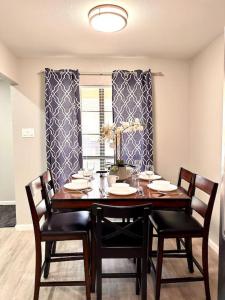 una sala da pranzo con tavolo e sedie in legno di Central Frisco - renovated nice & cozy unit 3 bed & 2 bath - free wifi & parking a Frisco