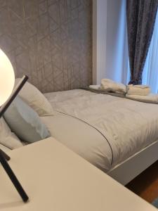 Кровать или кровати в номере Dimiant Lux Apartment