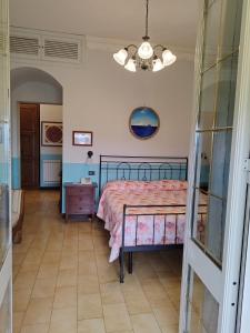 1 dormitorio con 1 cama con edredón rosa en Locanda Miranda, en Tellaro