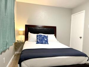 1 dormitorio con cama grande y almohada azul en Central Frisco - renovated nice & cozy unit 3 bed & 2 bath - free wifi & parking, en Frisco
