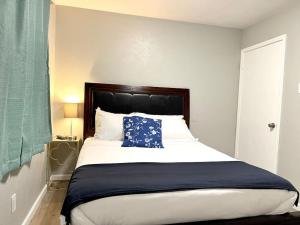 una camera da letto con un grande letto con un cuscino blu di Central Frisco - renovated nice & cozy unit 3 bed & 2 bath - free wifi & parking a Frisco