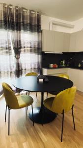 uma mesa e cadeiras num quarto com uma cozinha em Le Chicche del Porto - Allure em Gênova
