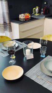 uma mesa com pratos e copos de vinho em Le Chicche del Porto - Allure em Gênova