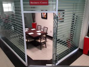 a dining room with a table and a glass door at Hotel Portonovo Plaza Centro in Guadalajara