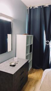 um quarto com uma cómoda e um espelho num quarto em Le Chicche del Porto - Allure em Gênova