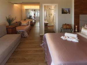 アグローポリにあるLa Frescura del Principe Dimora di Charmeのベッド1台、ソファ、リビングルームが備わる客室です。