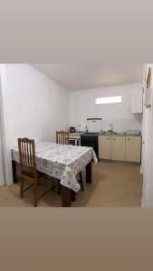 uma cozinha com mesa e cadeiras num quarto em Casa Barros Borgoño em Valparaíso