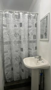 baño con lavabo y cortina de ducha en Casa Barros Borgoño, en Valparaíso