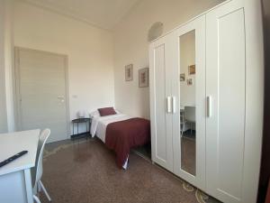 Schlafzimmer mit einem Bett und einer Glasschiebetür in der Unterkunft CASA AMEDEO in Genua