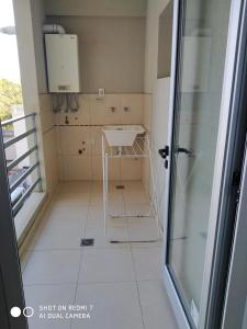 ein Bad mit einem Waschbecken und einer Glasdusche in der Unterkunft Departamentos Reibel in Colón