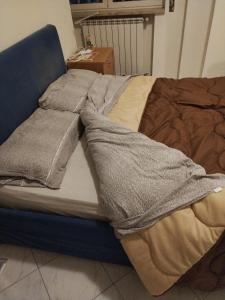 een ongeëvenaard bed met dekens en kussens erop bij Appartamento Correale in Napels
