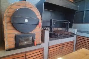 een keuken met een grill en een fornuis bij Casa Zurich in Pichilemu