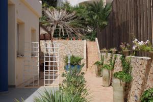 a garden with potted plants and a fence at Casa Serra in Porto Palo