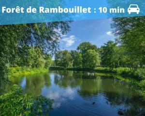 un pont sur une rivière avec les mots forêt de rambrouilleoiroir dans l'établissement Le Grand Rambolitain, à Rambouillet