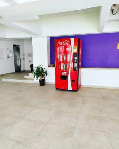 una máquina de refrescos de cocacola sentada en una habitación en Departamento de dos habitaciones con increíble alberca y amenidades Y-406 en Cancún