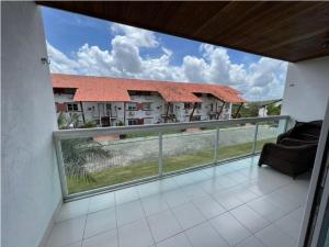ein Balkon mit Blick auf ein Gebäude in der Unterkunft Villa Hípica Resort- Flat 203 in Gravatá