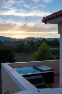 bañera de hidromasaje en el balcón de una casa en Anagenessis Resort, en Kalamaki