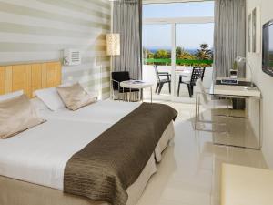 Säng eller sängar i ett rum på H10 Lanzarote Princess