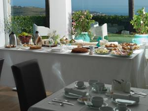 アグローポリにあるLa Frescura del Principe Dimora di Charmeの食べ物のビュッフェ付きテーブル