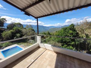 uma varanda com vista para as montanhas em Casa de Campo Cattleya Soatá Boyacá em Soatá