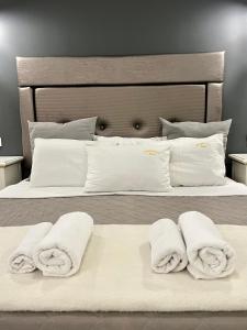 1 Schlafzimmer mit 2 Handtüchern auf einem Bett in der Unterkunft Anagenessis Resort in Kalamaki