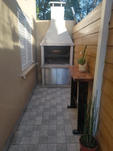 patio al aire libre con chimenea y mesa en Casa zona Punta Mogotes en Mar del Plata
