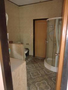 łazienka z prysznicem i toaletą w obiekcie Bunaken Sea Garden Resort w mieście Bunaken