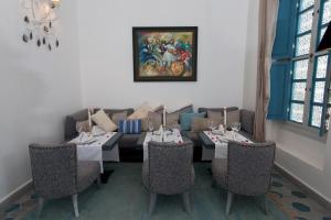 Posezení v ubytování Riad Le Perroquet Bleu Suites & Spa