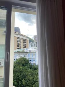 ventana con vistas a la ciudad en Baixo Leblon com charme, lazer e home office, en Río de Janeiro