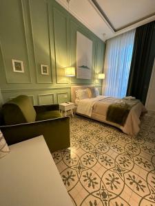une chambre d'hôtel avec un lit et un canapé dans l'établissement Domus Capodimonte, à Naples