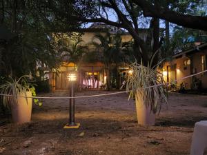 una casa de noche con una cuerda delante de ella en Hotel La Palapa en Tamarindo