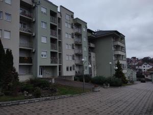 een rij appartementsgebouwen in een bakstenen straat bij Apartman Mali Raj in Vrnjačka Banja
