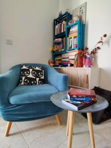 Khu vực ghế ngồi tại Your Room, Your Apartment, Your Shared Pool