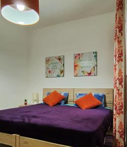 Giường trong phòng chung tại Your Room, Your Apartment, Your Shared Pool