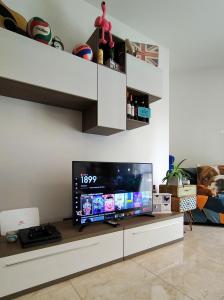 TV/trung tâm giải trí tại Your Room, Your Apartment, Your Shared Pool