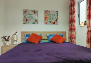 Giường trong phòng chung tại Your Room, Your Apartment, Your Shared Pool