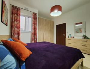 Giường trong phòng chung tại Your Room, Your Apartment, Your Shared Pool