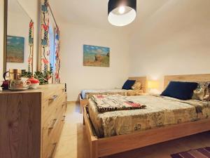 Giường trong phòng chung tại Your Room, Your Apartment, Your Shared Pool