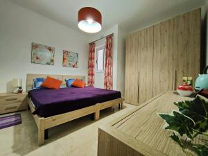 Giường trong phòng chung tại Your Room, Your Apartment, Your Shared Pool