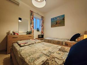 Giường trong phòng chung tại Your Room, Your Apartment, Your Shared Pool