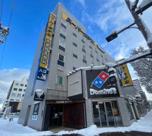 青森的住宿－Super Hotel Aomori，多米诺酒店在雪中 ⁇ 染