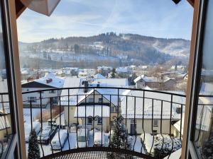 uma vista de uma cidade nevada a partir de uma janela em Vasco em Wisla