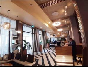 Khu vực sảnh/lễ tân tại Pool level Persimmon Condo w/ kitchen unit 615 +8 ảnh