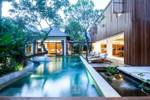 an infinity pool in the middle of a house at Paya Paya Villa Seminyak in Seminyak