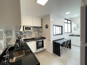 Kjøkken eller kjøkkenkrok på Ipanema - Rainha Elizabeth - 2 Quartos