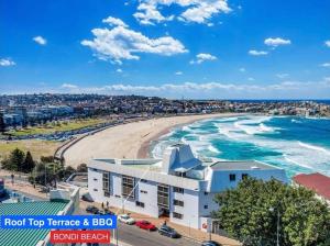 Una vista aérea de una playa y un edificio. en Studio Bondi Beach, en Sídney 6 fotos más