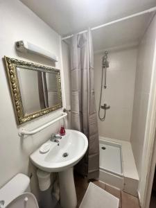 Kúpeľňa v ubytovaní LE PACIFIC - Appartement spacieux centre ville