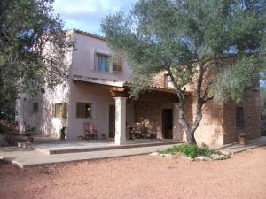 a house with a tree in front of it at Ca'n Fosquet in Llucmajor